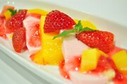 苺とマンゴーで2号機のカラーリングをイメージした「2号機のデザート」。(C)khara