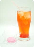 紅茶にクッキーが付く「アスカのドリンク」。(C)khara