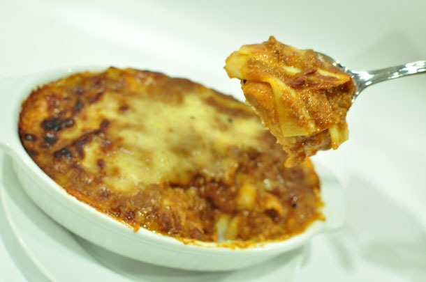 ジャーマンポテト添えのラザニア「アスカのドイツ風ラザニア」。(C)khara