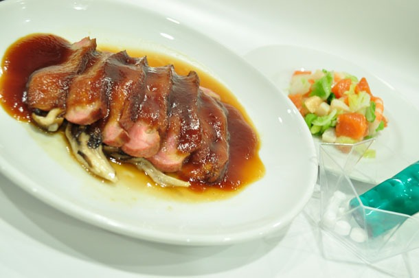 カモのステーキにサラダが付いた「ゲンドウとレイの食卓」。(C)khara