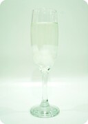 「カヲルのドリンク」はナタデココ入りのノンアルコールシャンパン。(C)khara