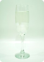 「カヲルのドリンク」はナタデココ入りのノンアルコールシャンパン。(C)khara