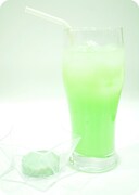 メロンソーダにクッキーが付く「マリのドリンク」。(C)khara