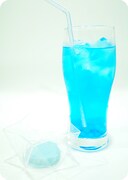 タピオカ入りの青いソーダにクッキーが付く「レイのドリンク」。(C)khara