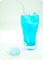 タピオカ入りの青いソーダにクッキーが付く「レイのドリンク」。(C)khara