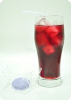 グレープジュースにクッキーが付く「シンジのドリンク」。(C)khara