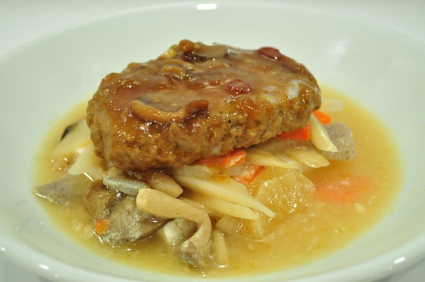 味噌で味を調えた「シンジの生姜たっぷり煮込みハンバーグ」。(C)khara