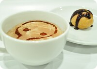 コーヒーに使徒がラテアートされた「第4の使徒のラテ」は、ミニシュークリーム付き。(C)khara