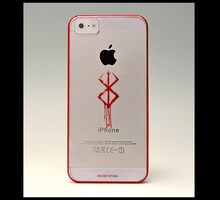 iPhone5ケースはクリアタイプ。2980円。（c）三浦建太郎(スタジオ我画)/白泉社
