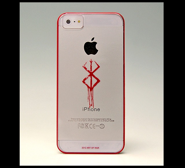 iPhone5ケースはクリアタイプ。2980円。（c）三浦建太郎(スタジオ我画)/白泉社
