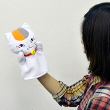 ニャンコ先生のぬいぐるみパペットをはめた様子。(c)緑川ゆき・白泉社/「夏目友人帳」制作委員会