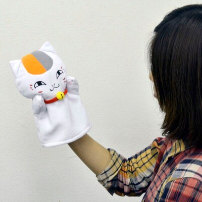 ニャンコ先生のぬいぐるみパペットをはめた様子。(c)緑川ゆき・白泉社/「夏目友人帳」制作委員会