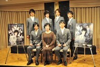 上段左よりバセスカ役の曽世海司、フロル役の内藤大希、タダ役の山本芳樹、フロル役の及川健。下段左よりタダ役の松本慎也、萩尾望都、タダ役の荒木健太朗。