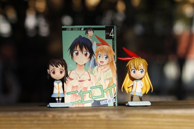 「ニセコイ」の小野寺（左）と千棘（右）のフィギュア。