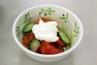 ヨーグルトの酸味が特徴的な「あさ子の甘酸っぱヨーグルトサラダ」。