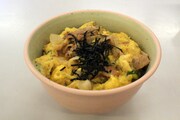 豚肉を使用した、親子丼ならぬ「となり丼」。