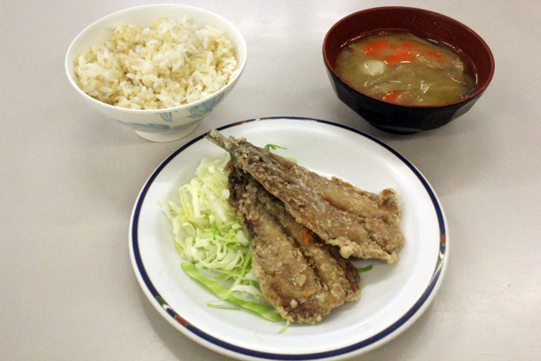 勤勉な水谷雫にちなみ、頭がよくなるといわれるイワシや筍を使用した「雫の脳に効く必勝定食」。