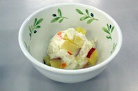 飾り気のなさが大島のキャラクターにマッチした「大島の文学芋サラダ」。