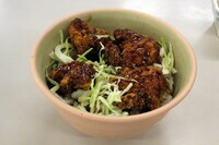 ニワトリの名古屋にちなんだ唐揚げ丼「ナゴヤ丼」。