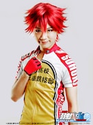 鳴子章吉役の鳥越裕貴。