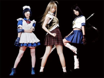 舞台「一騎当千」の主要キャスト。左から呂蒙子明役の沢井美優、孫策伯符役の中村静香、関羽雲長役の池田夏希。(C)2012 塩崎雄／ワニブックス／ダイス