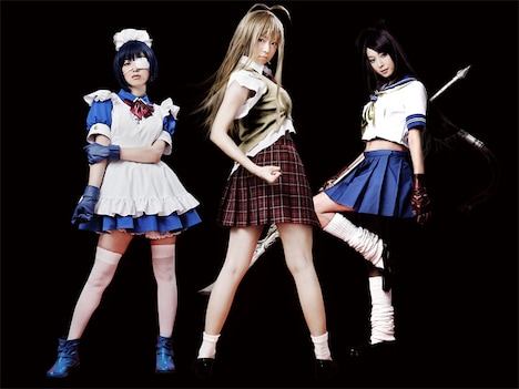 舞台「一騎当千」の主要キャスト。左から呂蒙子明役の沢井美優、孫策伯符役の中村静香、関羽雲長役の池田夏希。(C)2012 塩崎雄／ワニブックス／ダイス