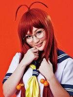 劉備玄徳役の駒谷仁美。(C)2012 塩崎雄／ワニブックス／ダイス