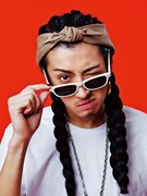 太史慈子義役の吉田友一。(C)2012 塩崎雄／ワニブックス／ダイス