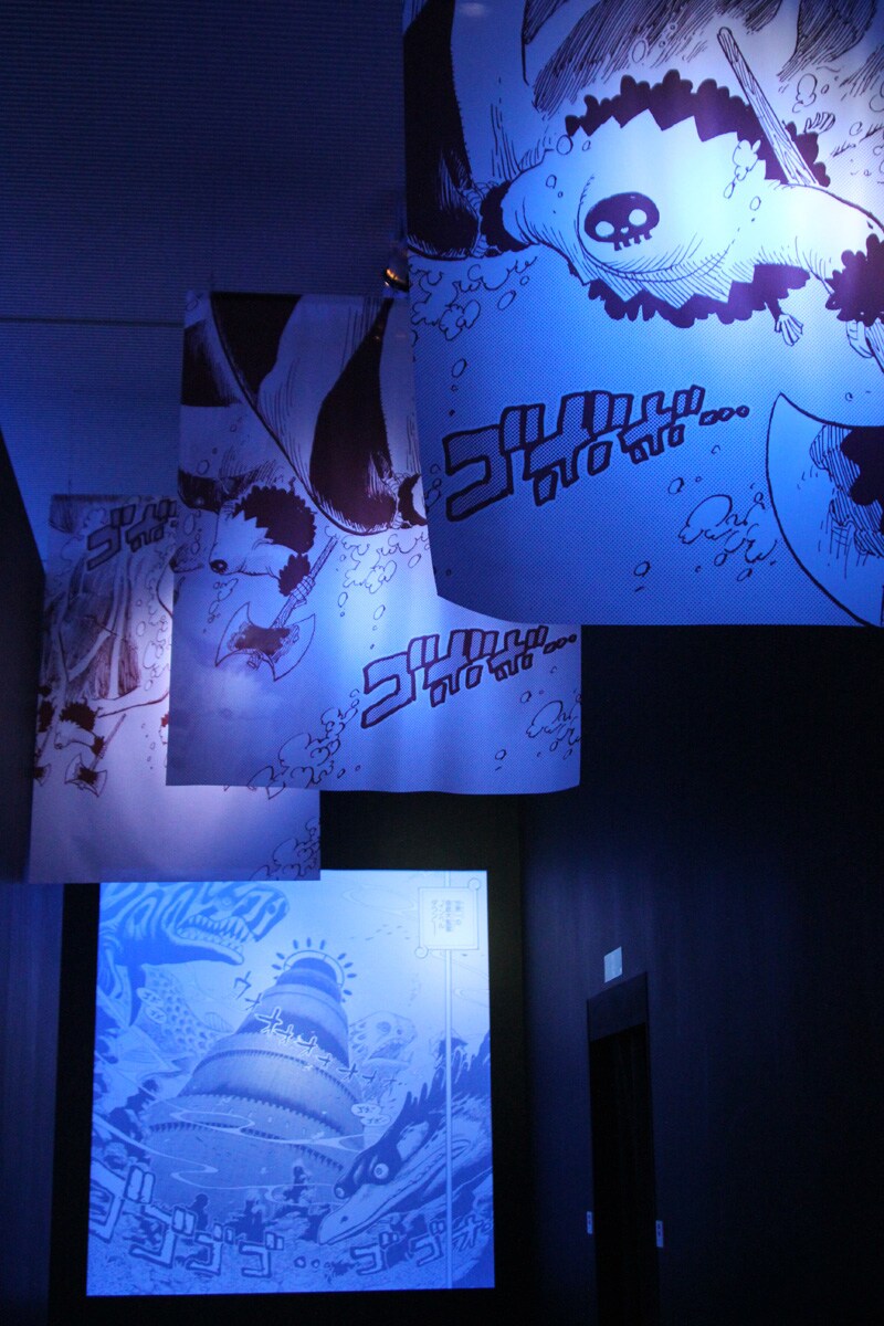 インペルダウンの展示へと続く通路では、ブルゴリが泳いでいる。