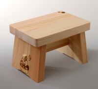 「お風呂シリーズ　ひのき材お風呂椅子」OCHIBISAN(C)ANNO MOYOCO