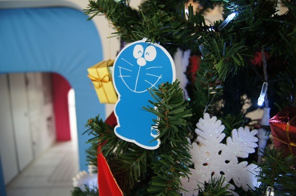 クリスマスツリーのオーナメントは、キャラクターやひみつ道具が題材になっている。
