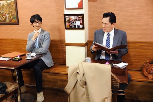 12月19日に放送される「孤独のグルメ Season2」より、鈴木先生と五郎のコラボシーン。(C)テレビ東京