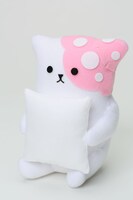 「きのこいぬ」ぬいぐるみ。一部書店に飾られているので、探してみよう。