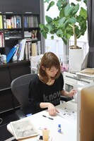 特集記事では、吉河が飼っているペットや迫力満点の剥製など、ひと味違う仕事場の写真も多数掲載している。