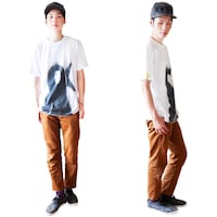 夏から継続して販売されている、「エイドリアンTシャツ」の白。このほか黒と紺も用意されている。価格は4500円。