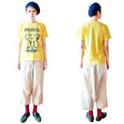 夏から継続して販売されている、「パリコレTシャツ」の黄。このほか白とミントも用意されている。価格は4500円。