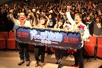 観客とともに「アッシャー！」と叫ぶ4人。