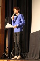 司会の吉田尚記アナウンサーは青い衣装で登場。