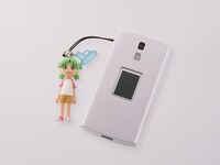 「よつばストラップマスコット」の使用例。(C)KIYOHIKO AZUMA/YOTUBA SUTAZIO