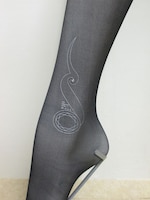 「『マギ』福助コラボタトゥーストッキング」の魔法陣柄。(C)大高忍／小学館・マギ製作委員会・MBS