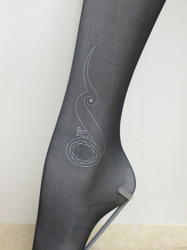 「『マギ』福助コラボタトゥーストッキング」の魔法陣柄。(C)大高忍／小学館・マギ製作委員会・MBS