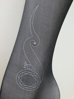 「『マギ』福助コラボタトゥーストッキング」の魔法陣柄。(C)大高忍／小学館・マギ製作委員会・MBS