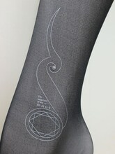 「『マギ』福助コラボタトゥーストッキング」の魔法陣柄。(C)大高忍／小学館・マギ製作委員会・MBS