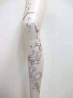 「『マギ』福助コラボタトゥーストッキング」のルフ柄。(C)大高忍／小学館・マギ製作委員会・MBS