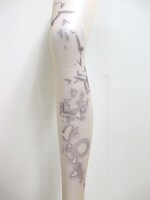 「『マギ』福助コラボタトゥーストッキング」のルフ柄。(C)大高忍／小学館・マギ製作委員会・MBS