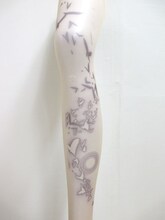 「『マギ』福助コラボタトゥーストッキング」のルフ柄。(C)大高忍／小学館・マギ製作委員会・MBS