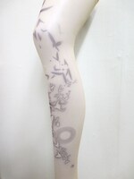 「『マギ』福助コラボタトゥーストッキング」のルフ柄。(C)大高忍／小学館・マギ製作委員会・MBS