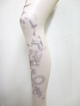 「『マギ』福助コラボタトゥーストッキング」のルフ柄。(C)大高忍／小学館・マギ製作委員会・MBS