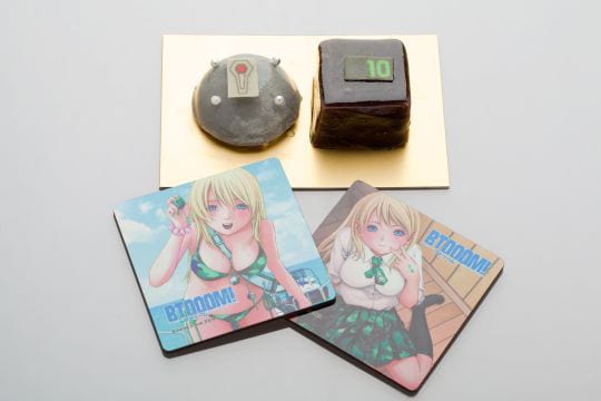 K-BOOKS秋葉原新館で販売される「BTOOOM!」コラボスイーツと、購入特典のコースター。