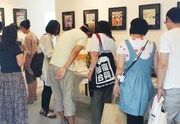 2011年8月に同じく鎌倉ギャラリーヨコにて行われた展示会「オチビサンとまめつぶ屋」の様子。OCHIBISAN (c) MOYOCO ANNO」